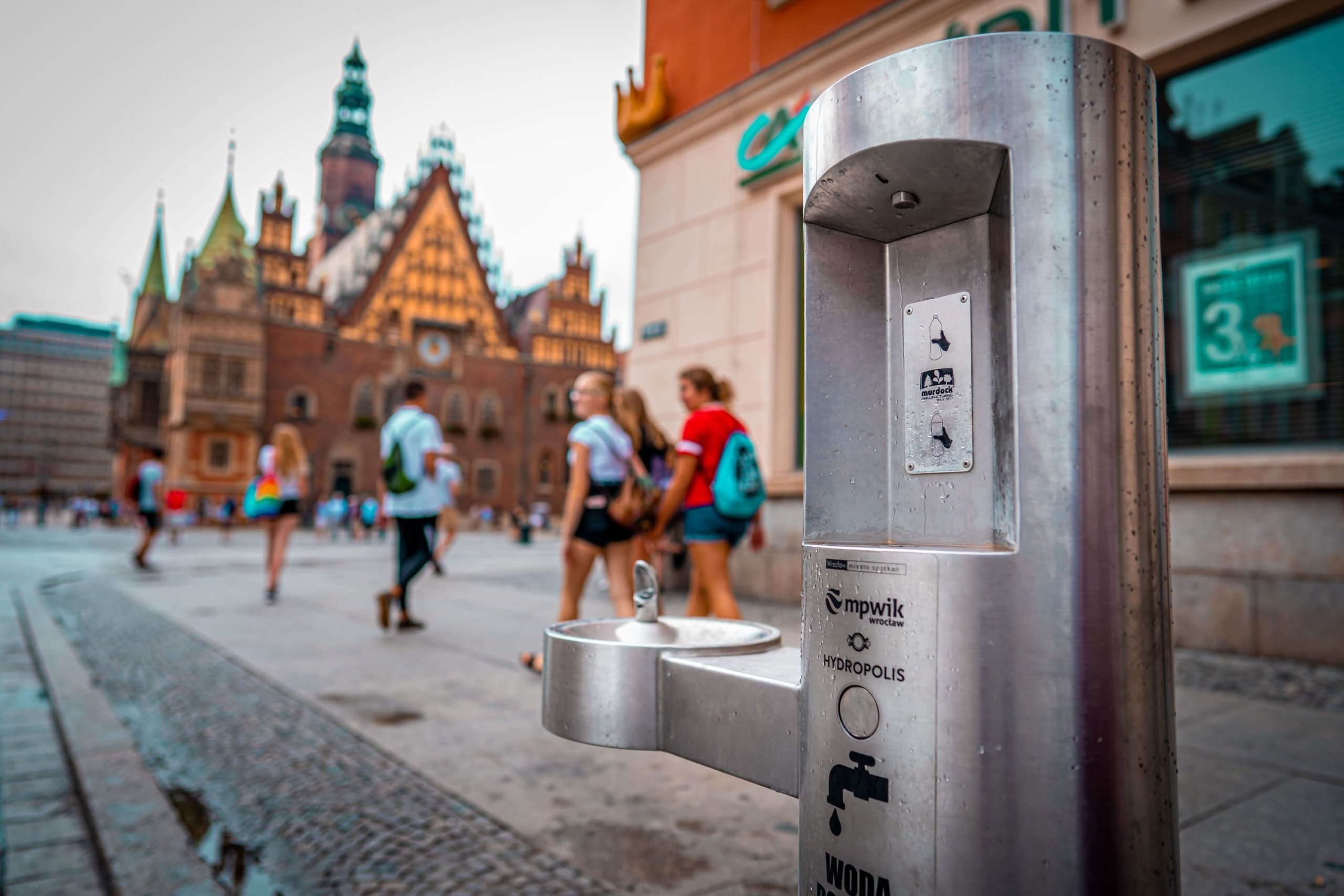 We Wrocławiu dostępne są zdroje uliczne, z których można korzystać, pijąc czystą i chłodną kranówkę za darmo.