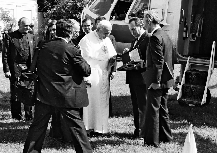 21 czerwca 1983 roku — to właśnie wtedy miała miejsce pierwsza wizyta papieża z Polski we Wrocławiu. Powstała wystawa zdjęć na Partynicach.