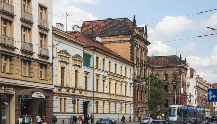 Teatr Muzyczny Capitol chce sprzedać zabytkową kamienicę przy ulicy Piłsudskiego we Wrocławiu. Piękna nieruchomość została wystawiona w przetargu za kwotę 8 mln 309 tys. zł.