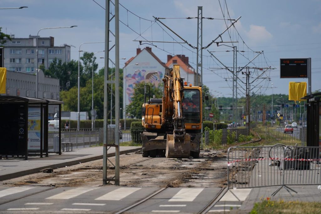 Na odcinku od skrzyżowania z ulicą Zachodnią, do skrzyżowania z ulicą Niedźwiedzią ruszył zapowiadany duży remont ul. Legnickiej.