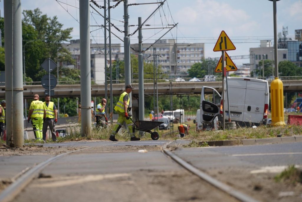 Na odcinku od skrzyżowania z ulicą Zachodnią, do skrzyżowania z ulicą Niedźwiedzią ruszył zapowiadany duży remont ul. Legnickiej.