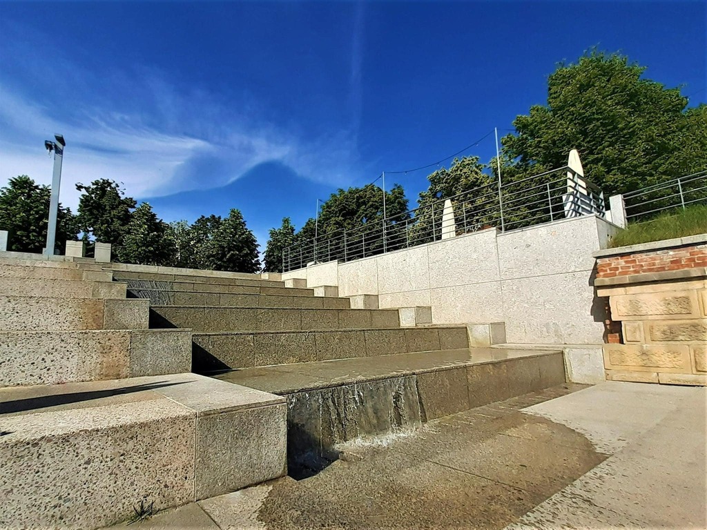 Wrocławskie fontanny tryskają już wodą, stając się dla mieszkańców i turystów docelową atrakcją podczas długich spacerów. Zobacz jak pięknie prezentują się na zdjęciach!