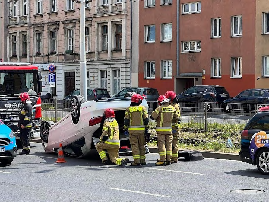 W centrum doszło do poważnego wypadku, Mercedes dachował na ulicy Kazimierza Wielkiego
