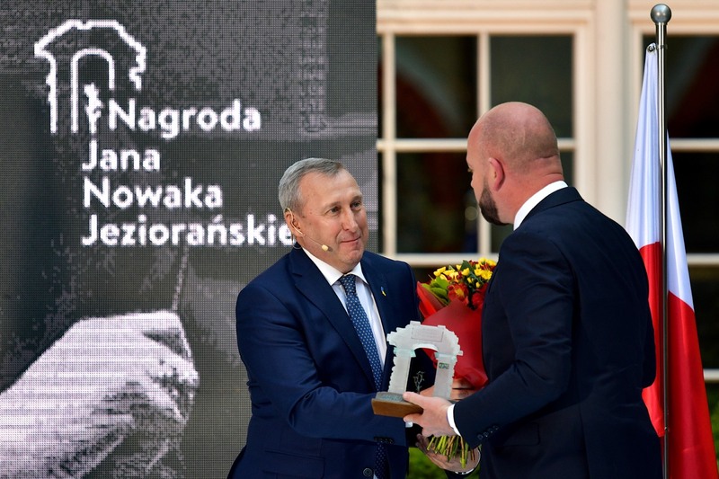 Wyróżnienie zostało wręczone 4 czerwca podczas uroczystej gali w ogrodach wrocławskiego Ossolineum. Nagrodę otrzymał Andrij Deszczyca – dyplomata, politolog, były ambasador Ukrainy w Polsce, obecnie doradca w Ministerstwie Spraw Zagranicznych Ukrainy.