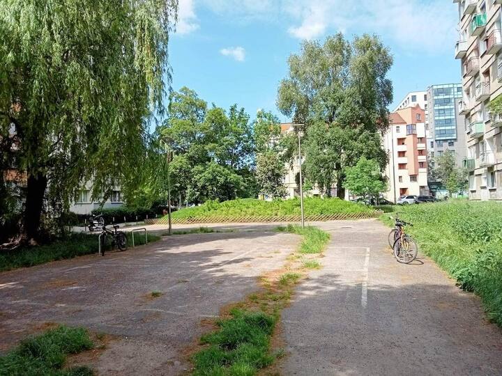 Mowa o przestrzeni międzyblokowej w obrębie ulic Ziemowita, Dobrej, Legnickiej i Nabycińskiej. Zarząd Zasobu Komunalnego we Wrocławiu przystąpi niebawem do realizacji II-etapu zaplanowanych prac w oparciu o zatwierdzoną dokumentację projektową i przeprowadzone konsultacje społeczne.