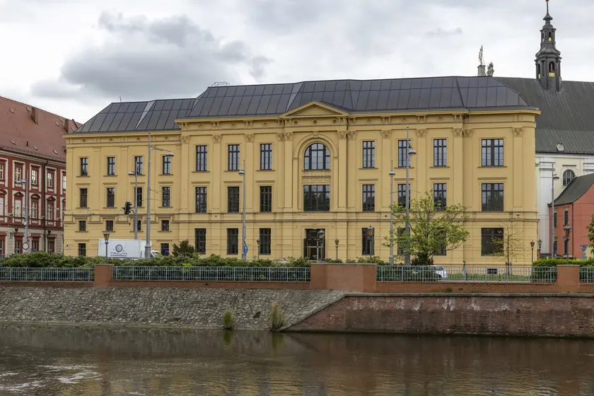 Biurowiec L'UNI mieści się w dawnym budynku Wydziału Farmacji Uniwersytetu Medycznego. Powstały tam nowoczesne powierzchnie biurowe.