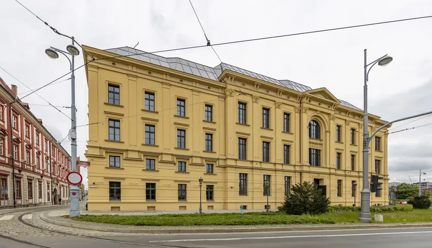 Biurowiec L'UNI mieści się w dawnym budynku Wydziału Farmacji Uniwersytetu Medycznego. Powstały tam nowoczesne powierzchnie biurowe.