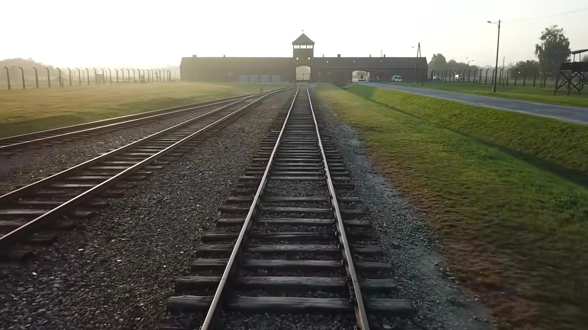 Kilka dni temu sztab Prawa i Sprawiedliwości opublikował szokujący spot, w którym marsz 4. czerwca zestawił ze zdjęciami z obozu zagłady w Auschwitz. W spocie użyto filmu wrocławskiego fotografa Wiktora Woźniaka, choć autor nie wyraził zgody na wykorzystanie filmu oraz na dokonanie w nim przeróbek.