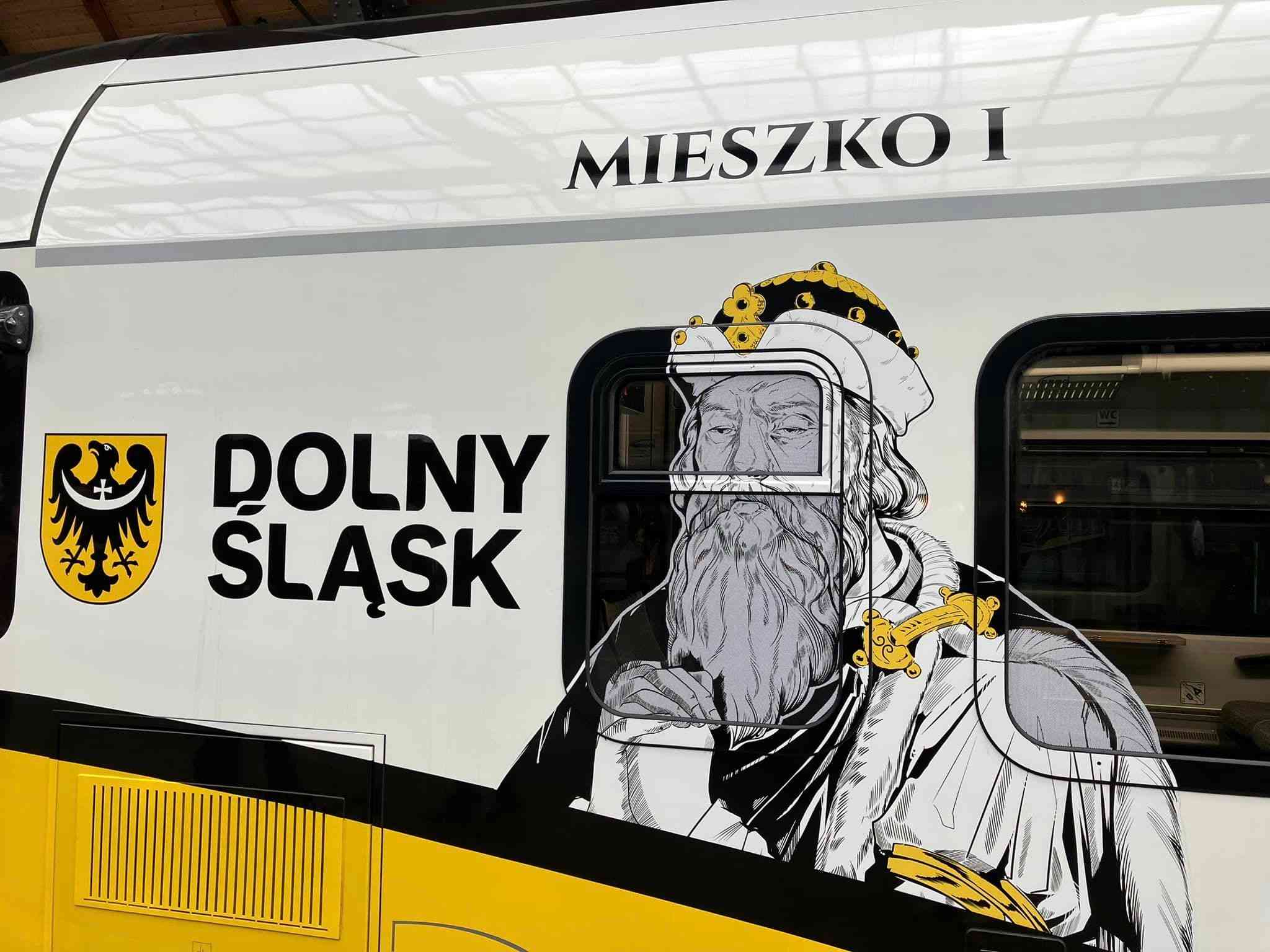 31 wizerunków książąt i królów Polski pojawi się w pociągach Kolei Dolnośląskich. Projekt „Z przeszłości w przyszłość” ma na celu przypomnieć podróżnym o tożsamości narodowej.