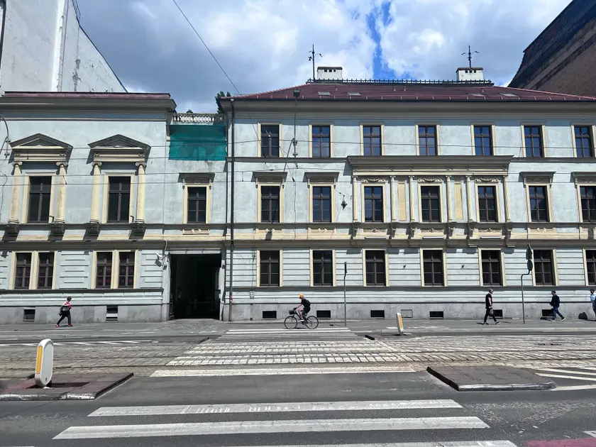 Teatr Muzyczny Capitol chce sprzedać zabytkową kamienicę przy ulicy Piłsudskiego we Wrocławiu. Piękna nieruchomość została wystawiona w przetargu za kwotę 8 mln 309 tys. zł.