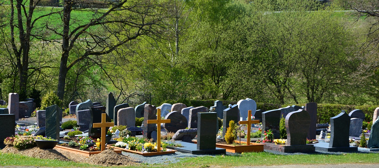 Wrocławianie, którzy po stracie bliskiej osoby myślą o pochówku, mogą zmierzyć się z problemami przez brak miejsc na cmentarzach.