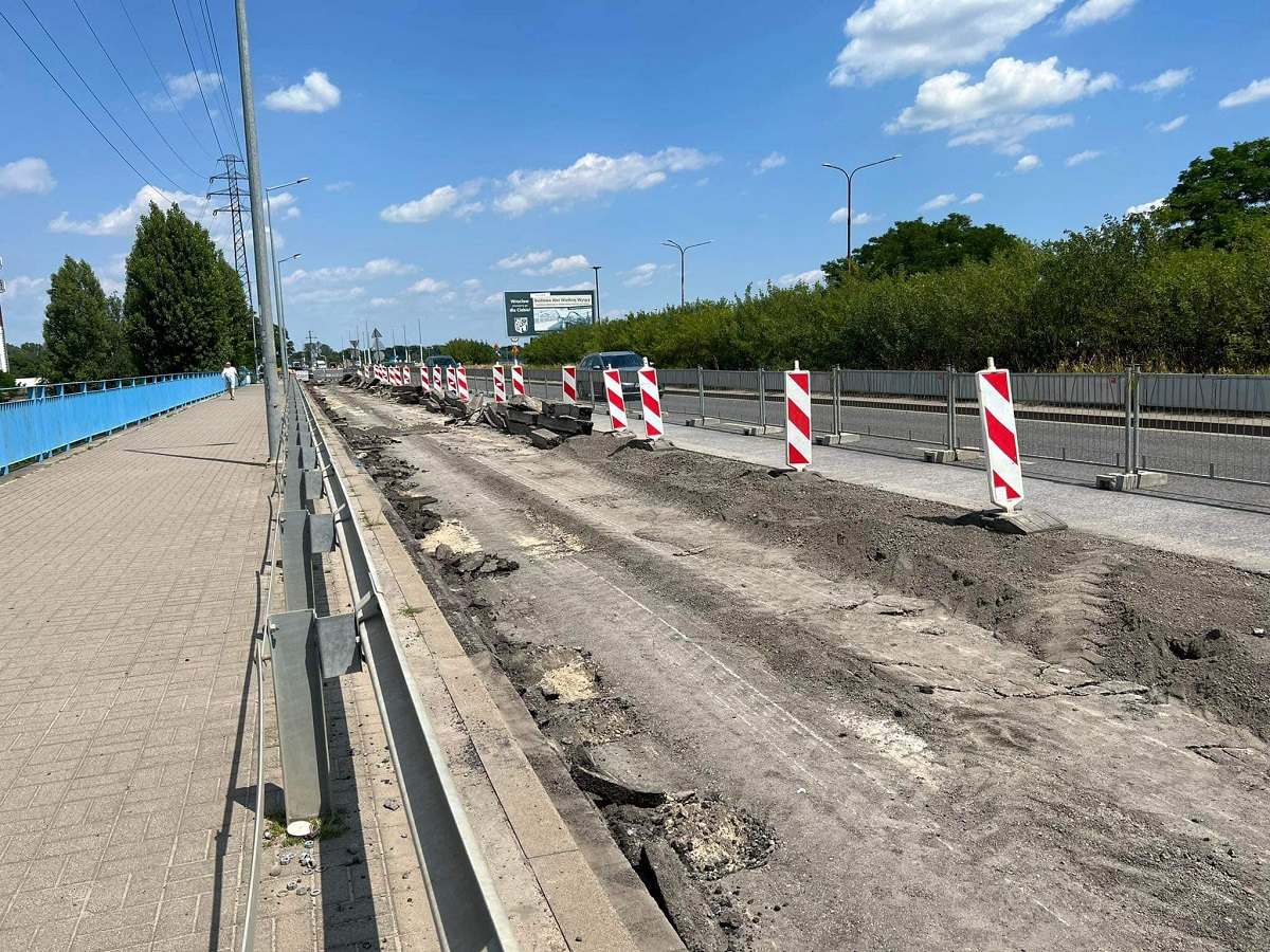 Na wiadukcie przy al. Armii Krajowej rozpoczęły się prace związane z budową dwukierunkowej drogi dla rowerów.