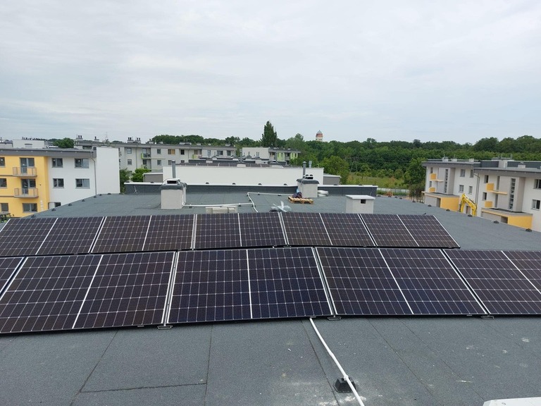 Energia elektryczna pozyskana dzięki fotowoltaice posłuży do zasilania oświetlenia części wspólnych, bram wejściowych, wózkowni i pomieszczeń technicznych w budynkach. Przeczytaj o szczegółach.