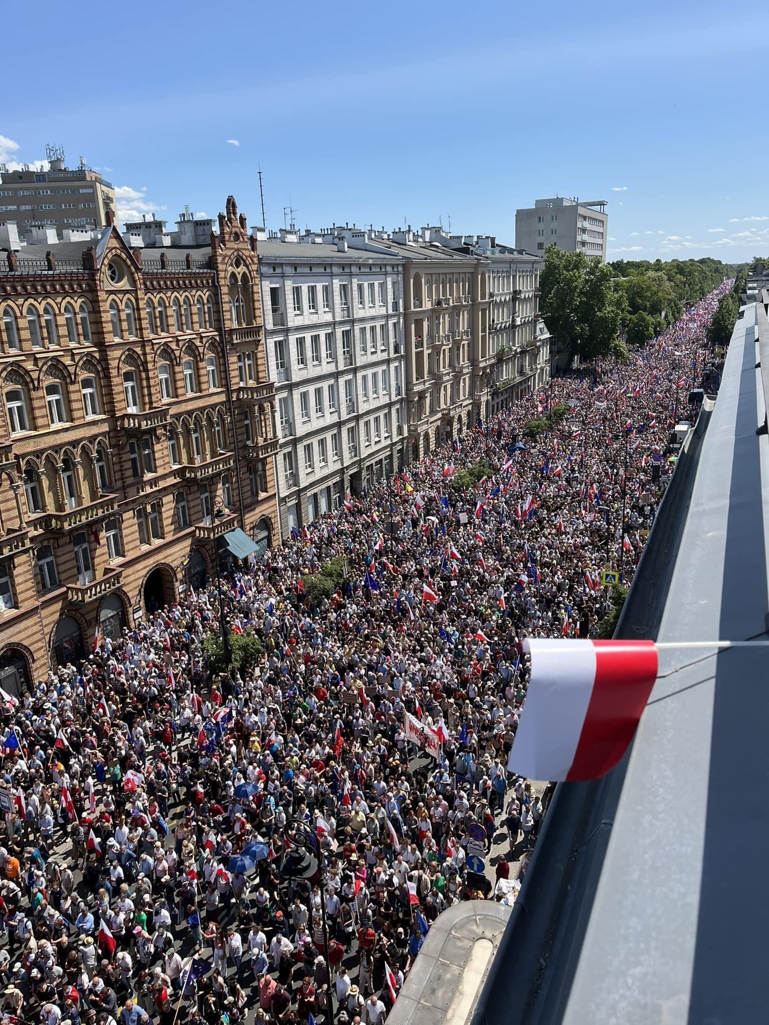 W 34. rocznicę pierwszych częściowo wolnych wyborów w Polsce po drugiej wojnie światowej odbył się marsz "przeciw drożyźnie, złodziejstwu i kłamstwu".