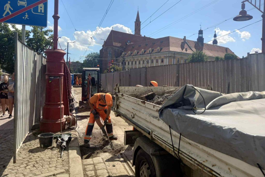 Zabytkowy most Piaskowy od tygodnia przechodzi remont. Jak postępują prace i kiedy planowane jest ich zakończenie?