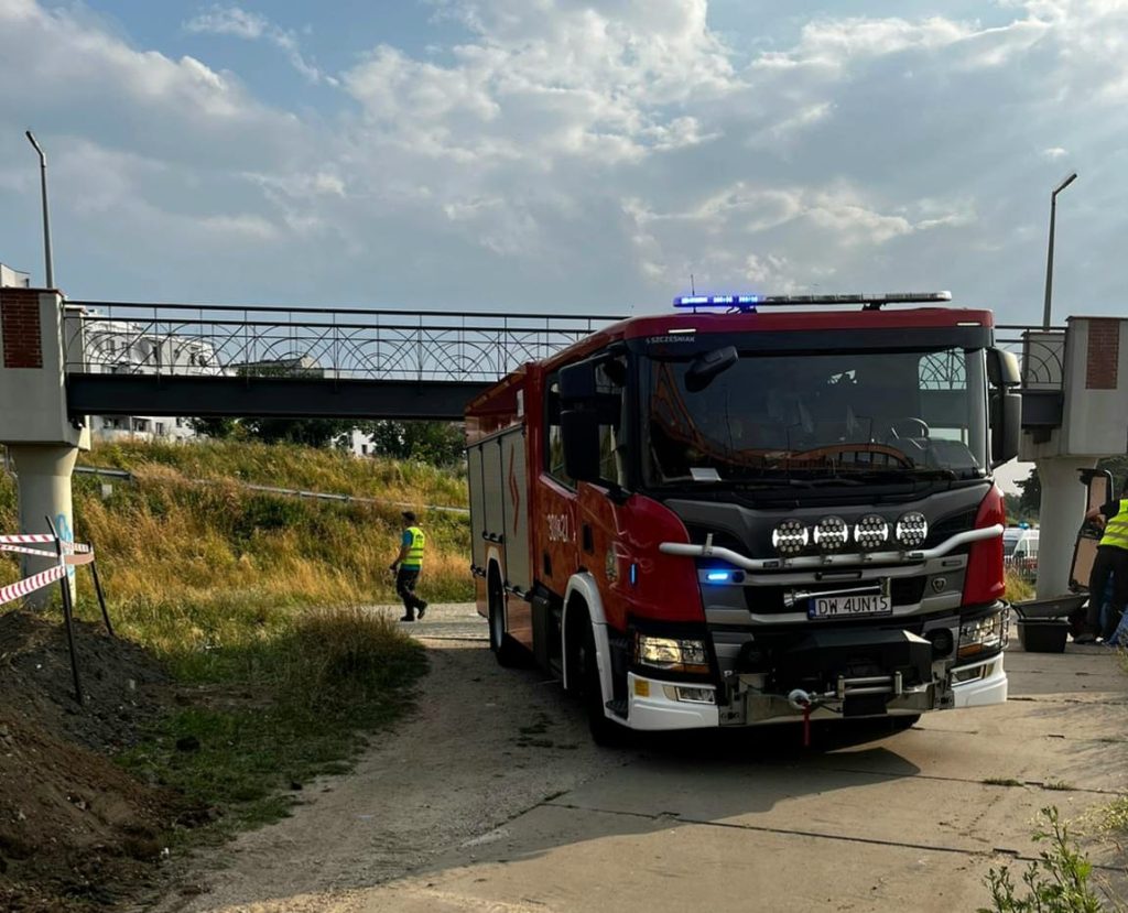 O godzinie 17:50 dolnośląskie WOPR otrzymało zgłoszenie o mężczyźnie, który spacerował po przęsłach mostu. Służby podjęły szybkie działania.