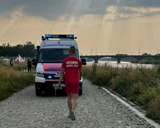 O godzinie 17:50 dolnośląskie WOPR otrzymało zgłoszenie o mężczyźnie, który spacerował po przęsłach mostu. Służby podjęły szybkie działania.