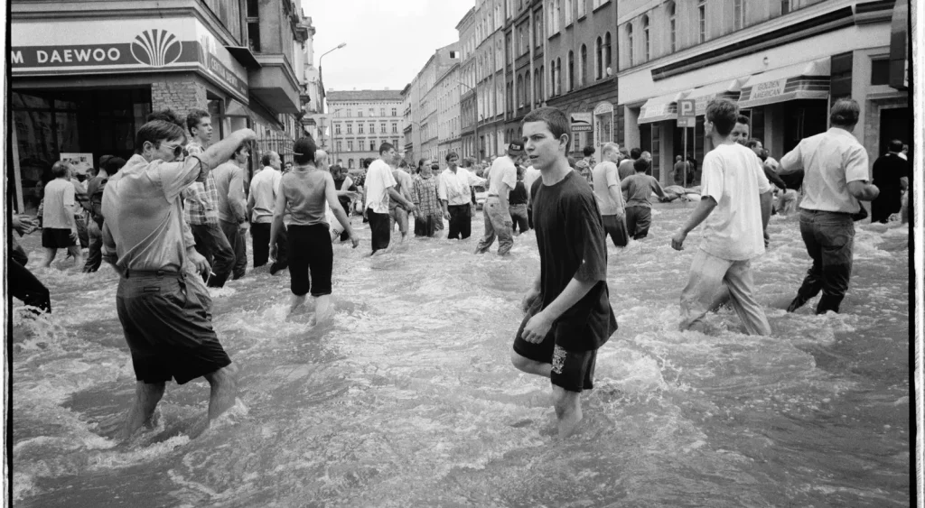 Mija 26 lat od powodzi tysiąclecia. Możemy oglądać je na archiwalnych fotografiach, których autorem jest Grzegorz Kwolek.