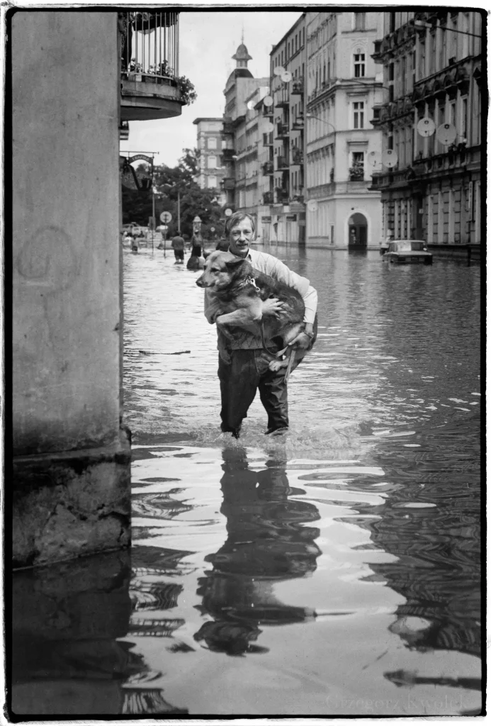 Mija 26 lat od powodzi tysiąclecia. Możemy oglądać je na archiwalnych fotografiach, których autorem jest Grzegorz Kwolek.