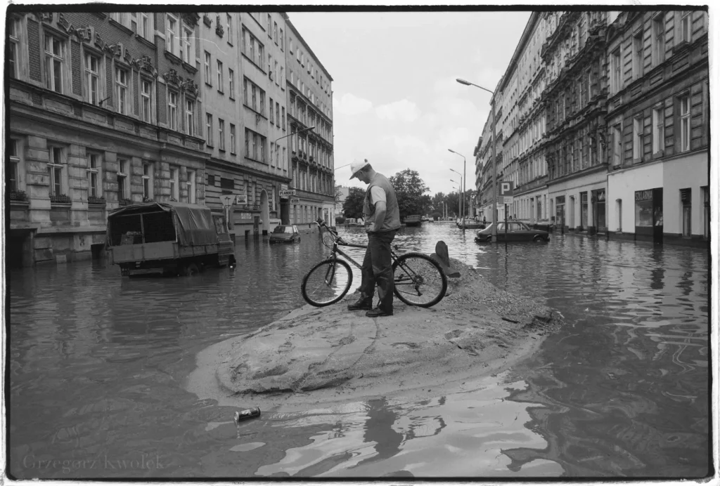 Mija 26 lat od powodzi tysiąclecia. Możemy oglądać je na archiwalnych fotografiach, których autorem jest Grzegorz Kwolek.