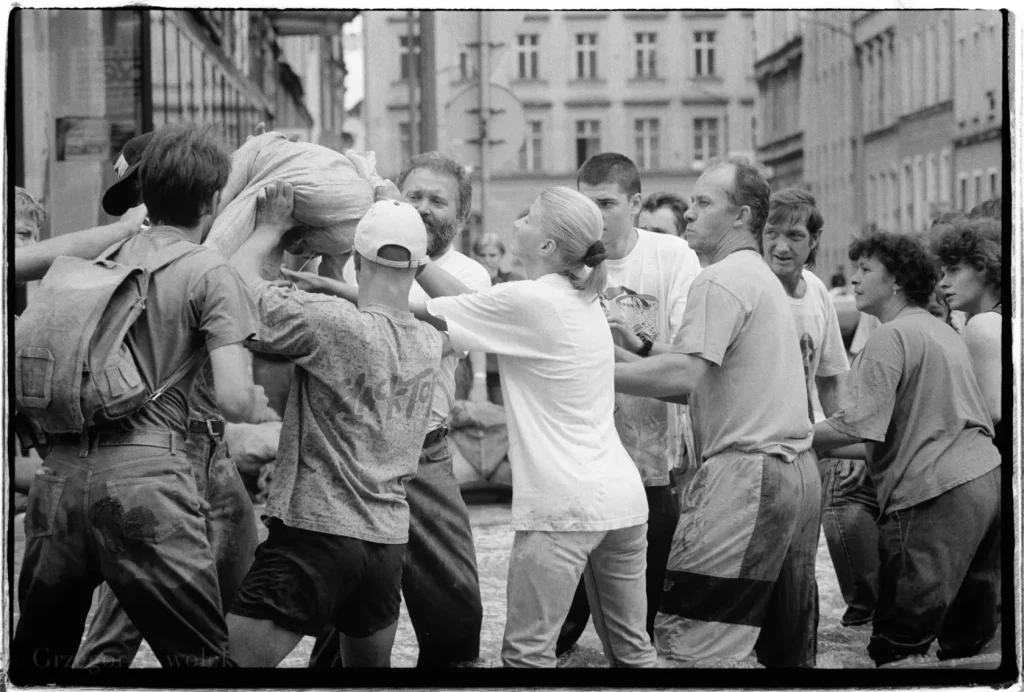 Mija 26 lat od powodzi tysiąclecia. Możemy oglądać je na archiwalnych fotografiach, których autorem jest Grzegorz Kwolek.