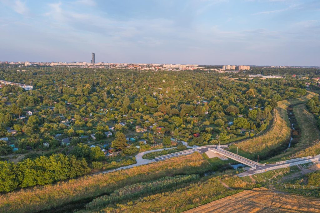 Kładka na Muchoborze nad rzeką Ślęzą jest już gotowa. Pozwala pieszymi rowerzystom na swobodne przemieszczanie się.