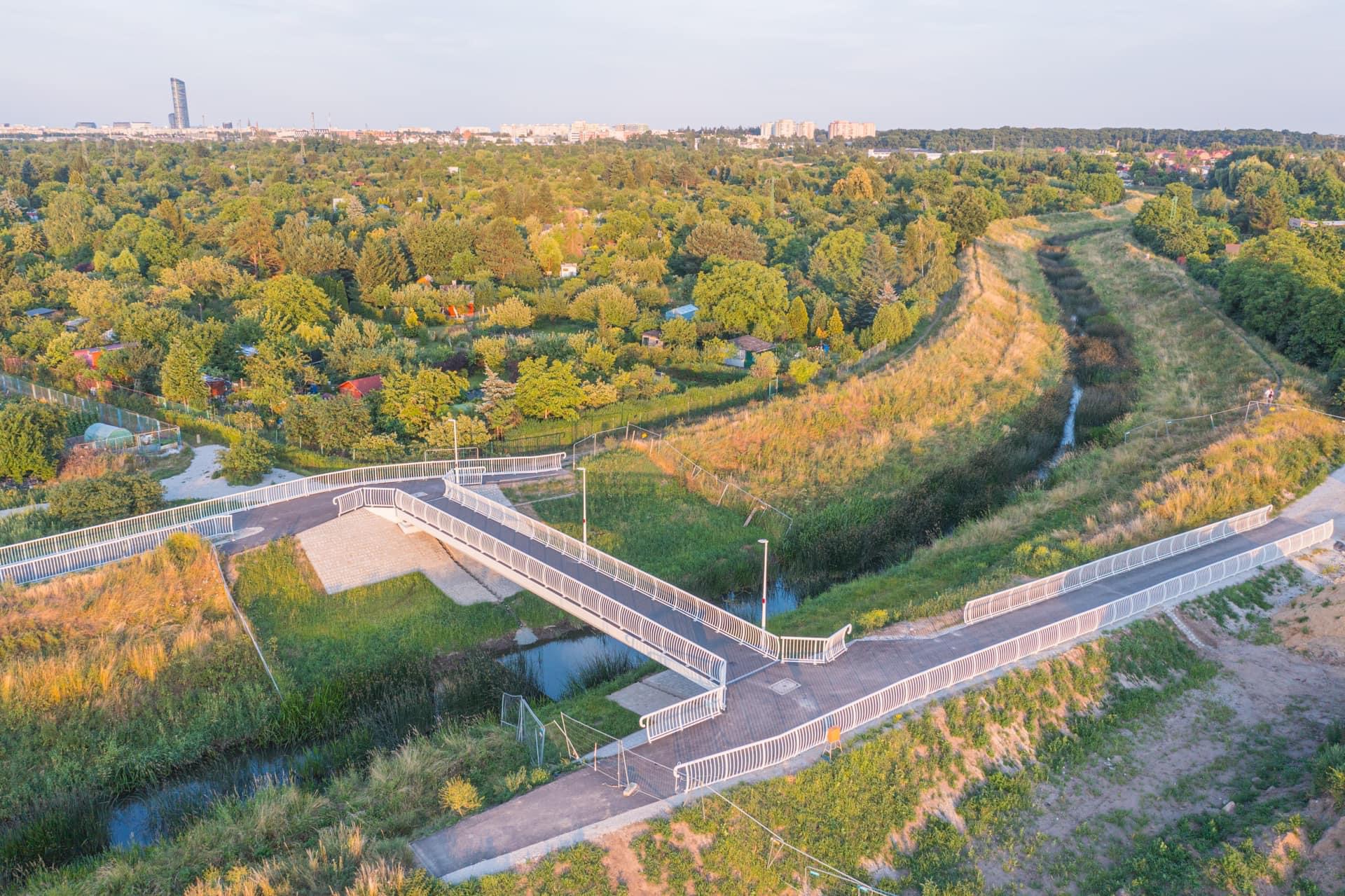 Kładka na Muchoborze nad rzeką Ślęzą jest już gotowa. Pozwala pieszymi rowerzystom na swobodne przemieszczanie się.