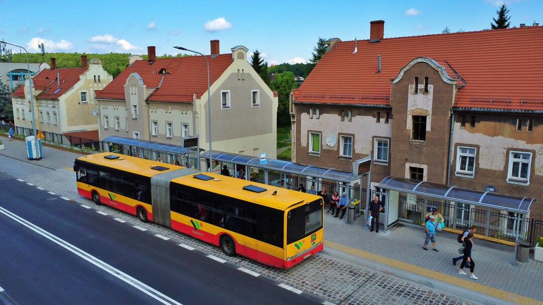 W ramach inwestycji wykonano nową nawierzchnię jezdni o długości 102 metrów oraz nowe chodniki. Zobacz jak wygląda inwestycja z perspektywy drona.