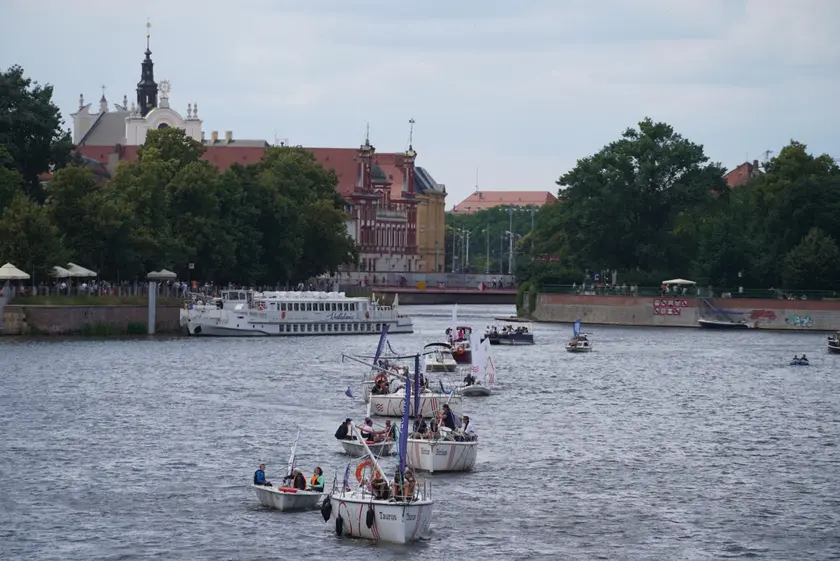 Zjawiskowa parada statków, łódek i kajaków, a później upamiętnienie bohaterów. Już po raz piąty Wrocław celebrował Dzień Marynarza Rzecznego.