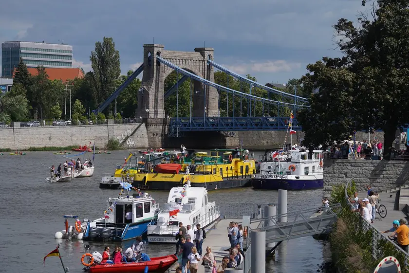 Zjawiskowa parada statków, łódek i kajaków, a później upamiętnienie bohaterów. Już po raz piąty Wrocław celebrował Dzień Marynarza Rzecznego.