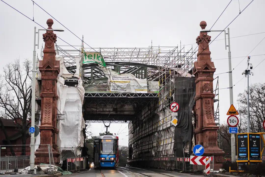 Zarząd Dróg i Utrzymania Miasta poinformował, że konieczny jest remont jedni na moście Zwierzynieckiego.