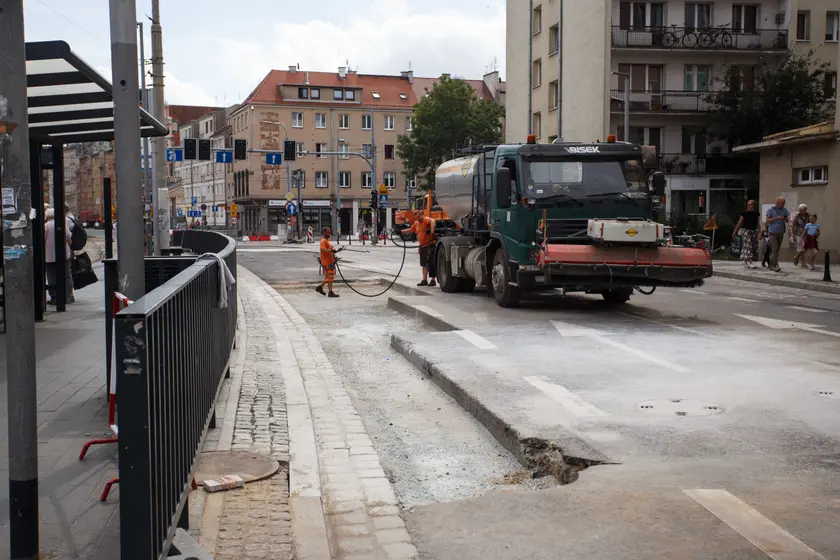 Zakończył się pierwszy etap prac przy wymianie sieci ciepłowniczej na Kazimierza Wielkiego. Od 29 lipca br. (sobota) planowane są zmiany w komunikacji.