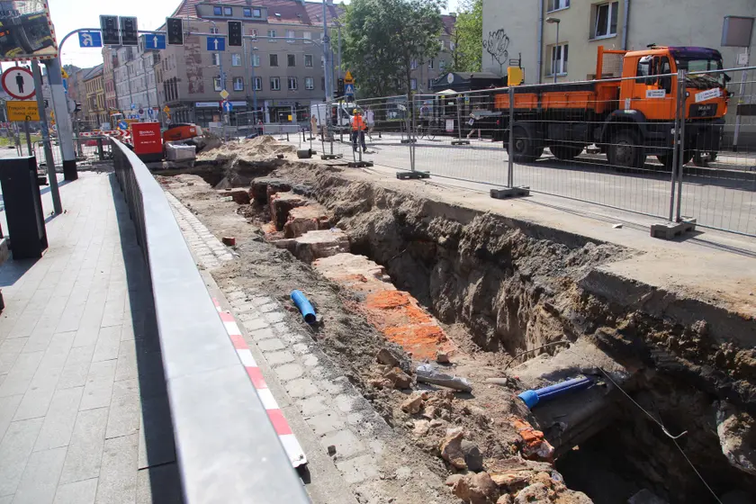 Na ulicy Kazimierza Wielkiego trwa obecnie wymiana ciepłociągu. W trakcie prac ekipa remontowa natknęła się na fragment zabytkowych murów dawnego Wrocławia.