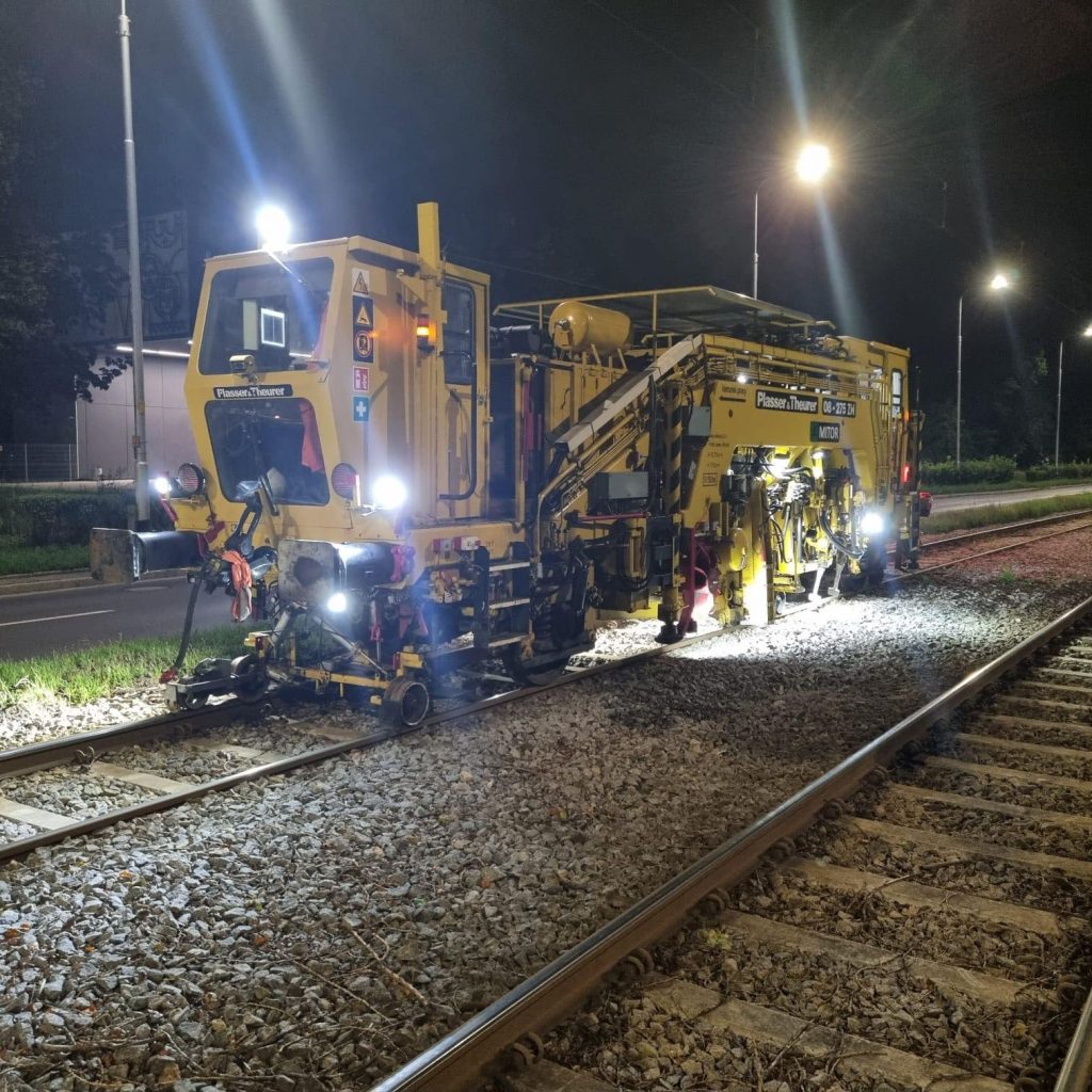 Trwają prace na ul. Ślężnej. Celem prowadzonych robót jest wyrównanie toru, po którym jeżdżą tramwaje. Remont prowadzony jest nocami.