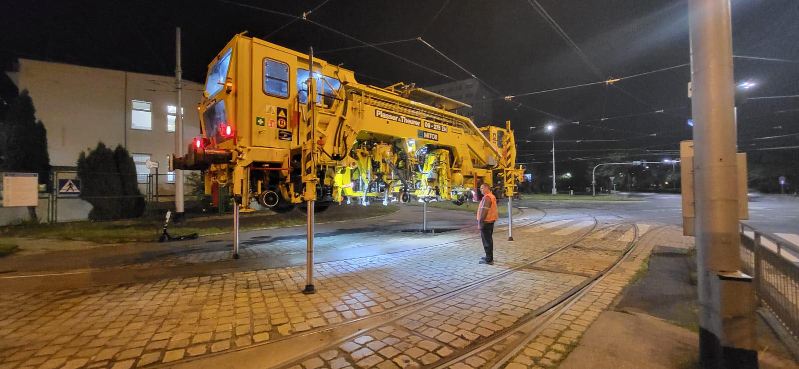 Trwają prace na ul. Ślężnej. Celem prowadzonych robót jest wyrównanie toru, po którym jeżdżą tramwaje. Remont prowadzony jest nocami.