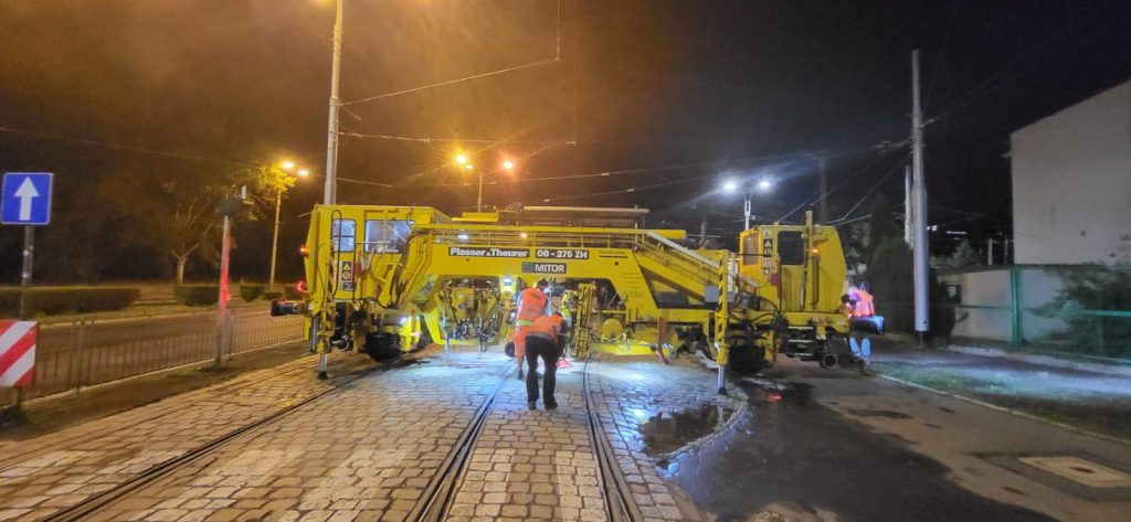 Trwają prace na ul. Ślężnej. Celem prowadzonych robót jest wyrównanie toru, po którym jeżdżą tramwaje. Remont prowadzony jest nocami.