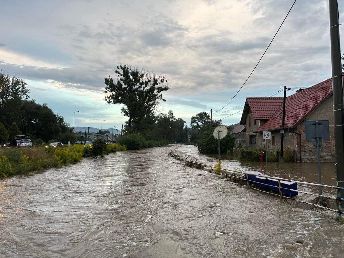 17 sierpnia nad Jelenią Górą przeszła nawałnica. W wyniku intensywnych opadów wylała Radomierka – potok będący prawym dopływem Bobru.