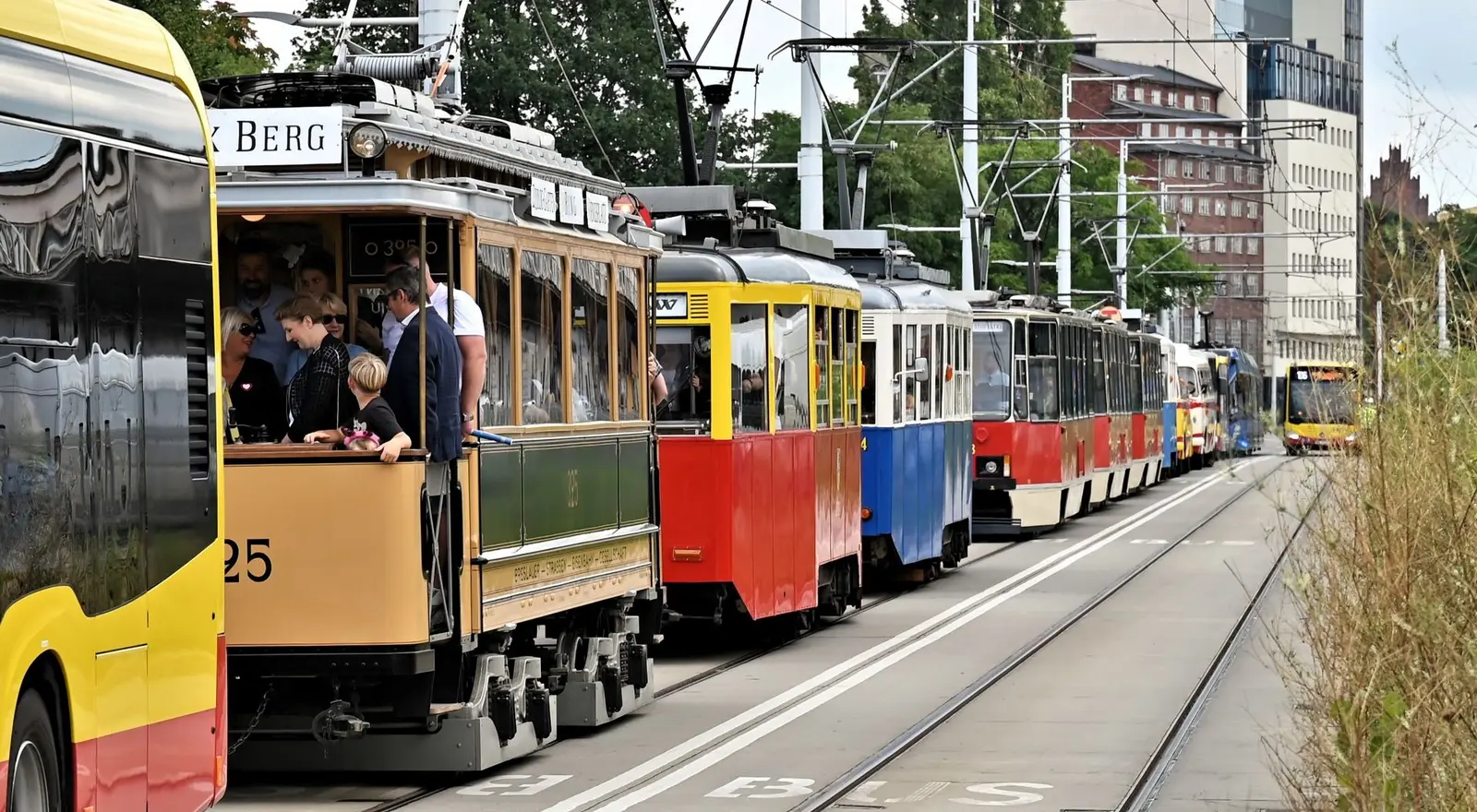 Otwarcie nowej trasy tramwajowo-autobusowej na Nowy Dwór uświetniła parada zabytkowych oraz nowych tramwajów i autobusów.