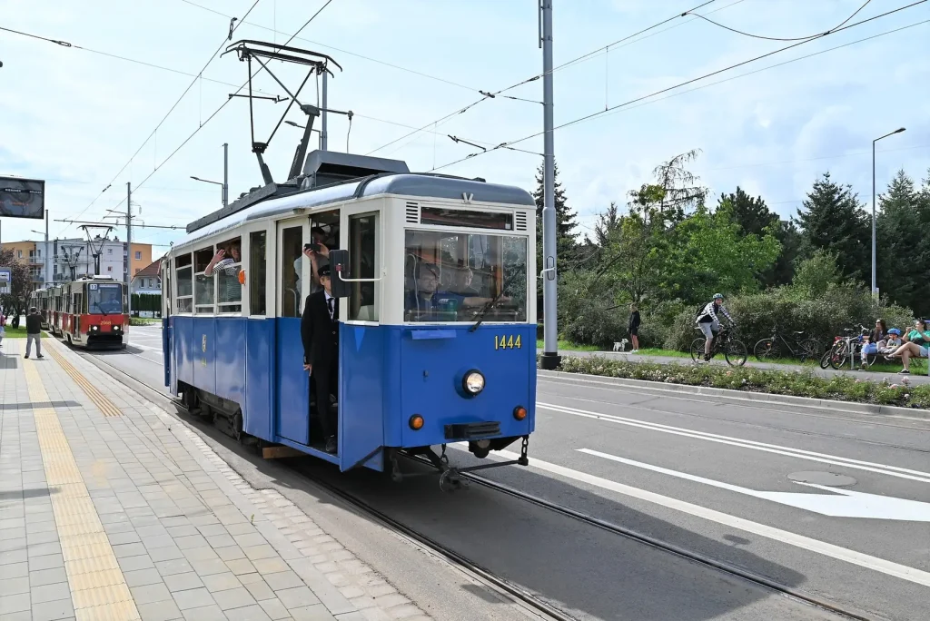 Otwarcie nowej trasy tramwajowo-autobusowej na Nowy Dwór uświetniła parada zabytkowych oraz nowych tramwajów i autobusów.
