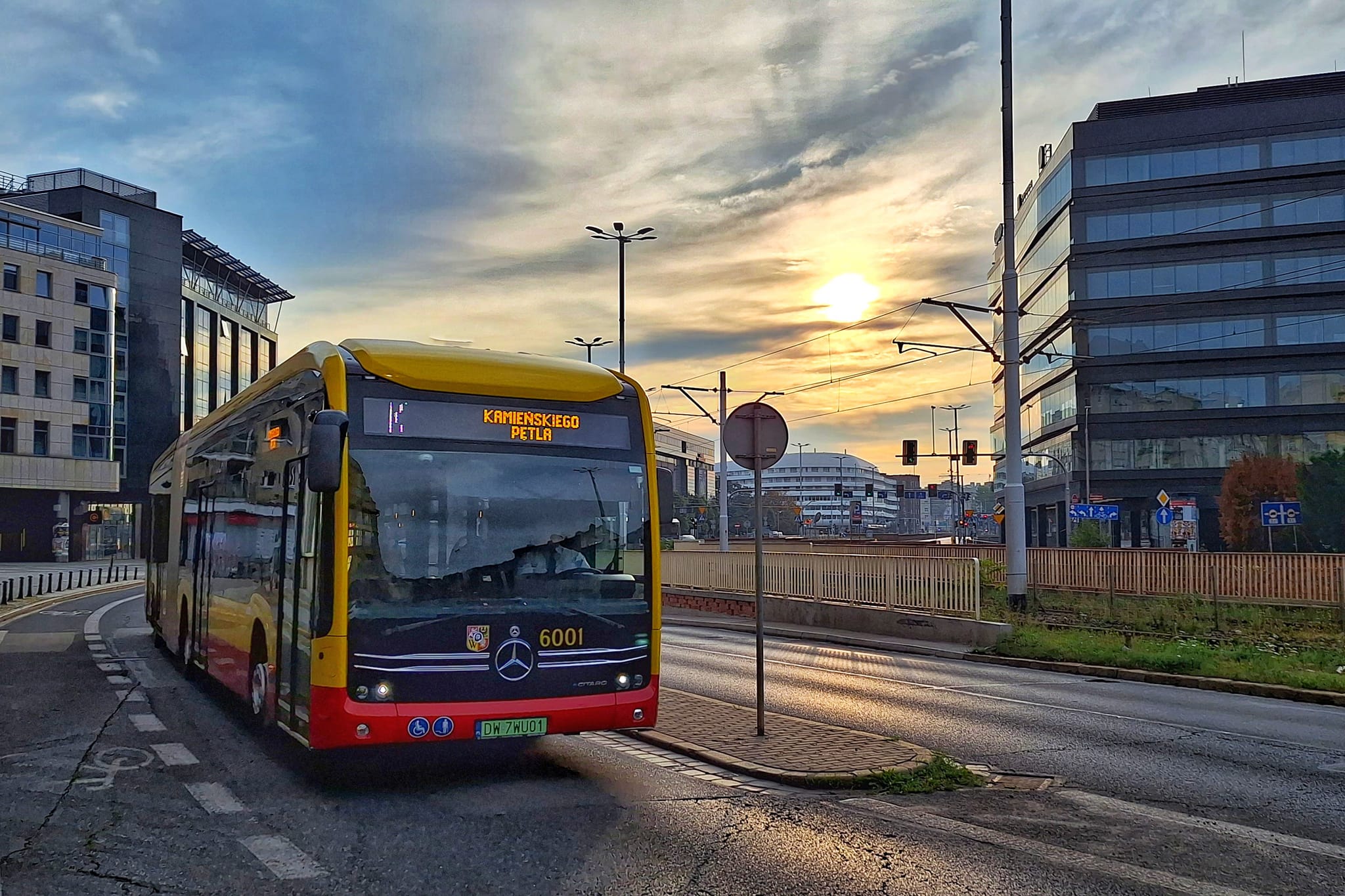 W niedzielę z zajezdni autobusowej na Obornickiej wyjechał pierwszy elektrobus na linię K, a tramwaje zaczęły jeździć po TAT na Nowy Dwór.