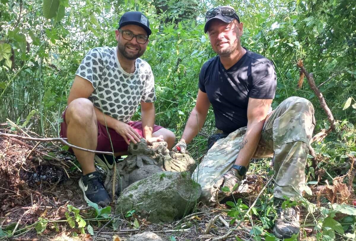 Marcin Diakowski i Tomasz Sielicki pozują z odnalezioną syrenką,