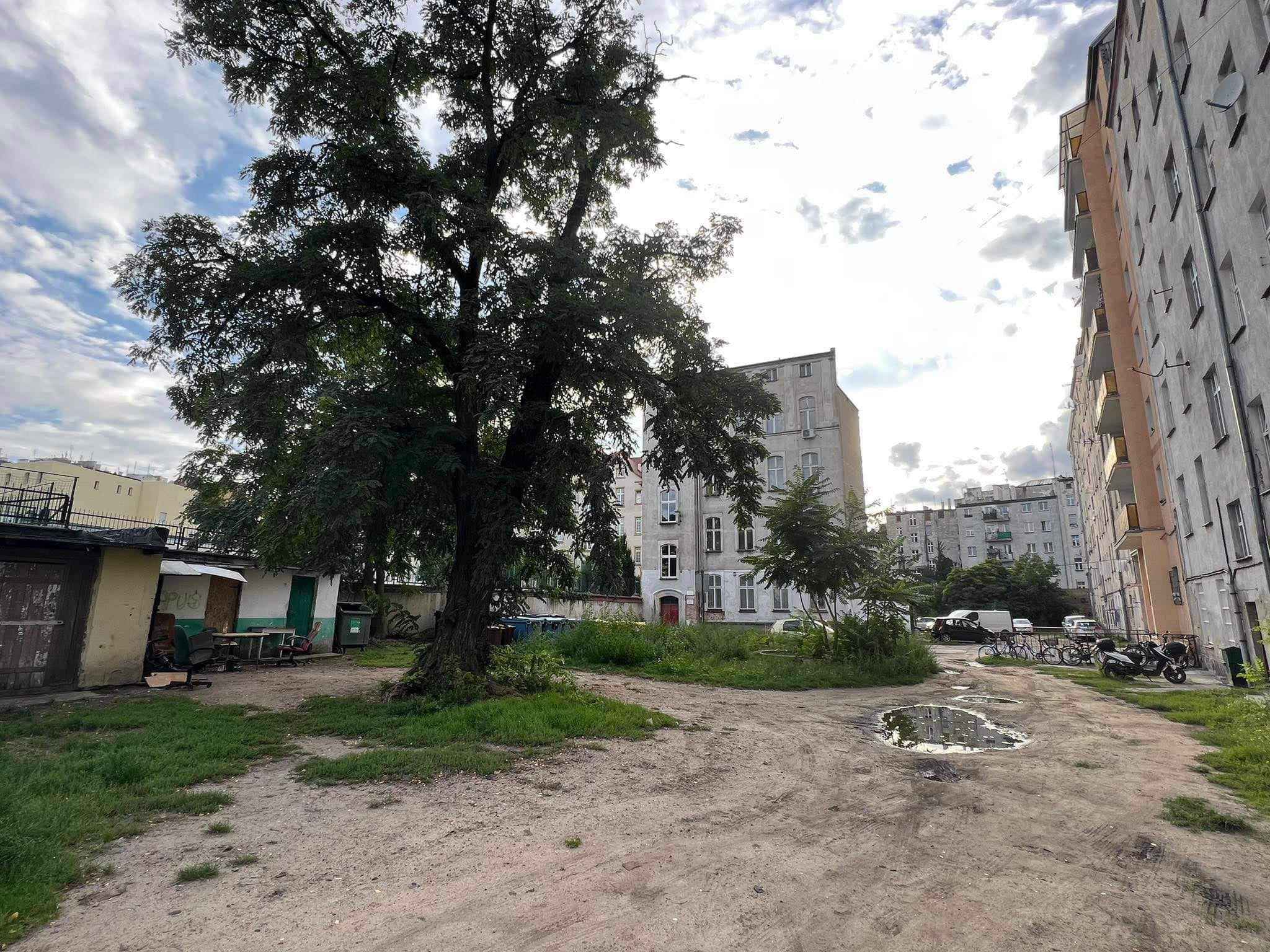 Podwórze u zbiegu ulic: Poniatowskiego, Oleśnickiej i Żeromskiego zostanie wyremontowane.