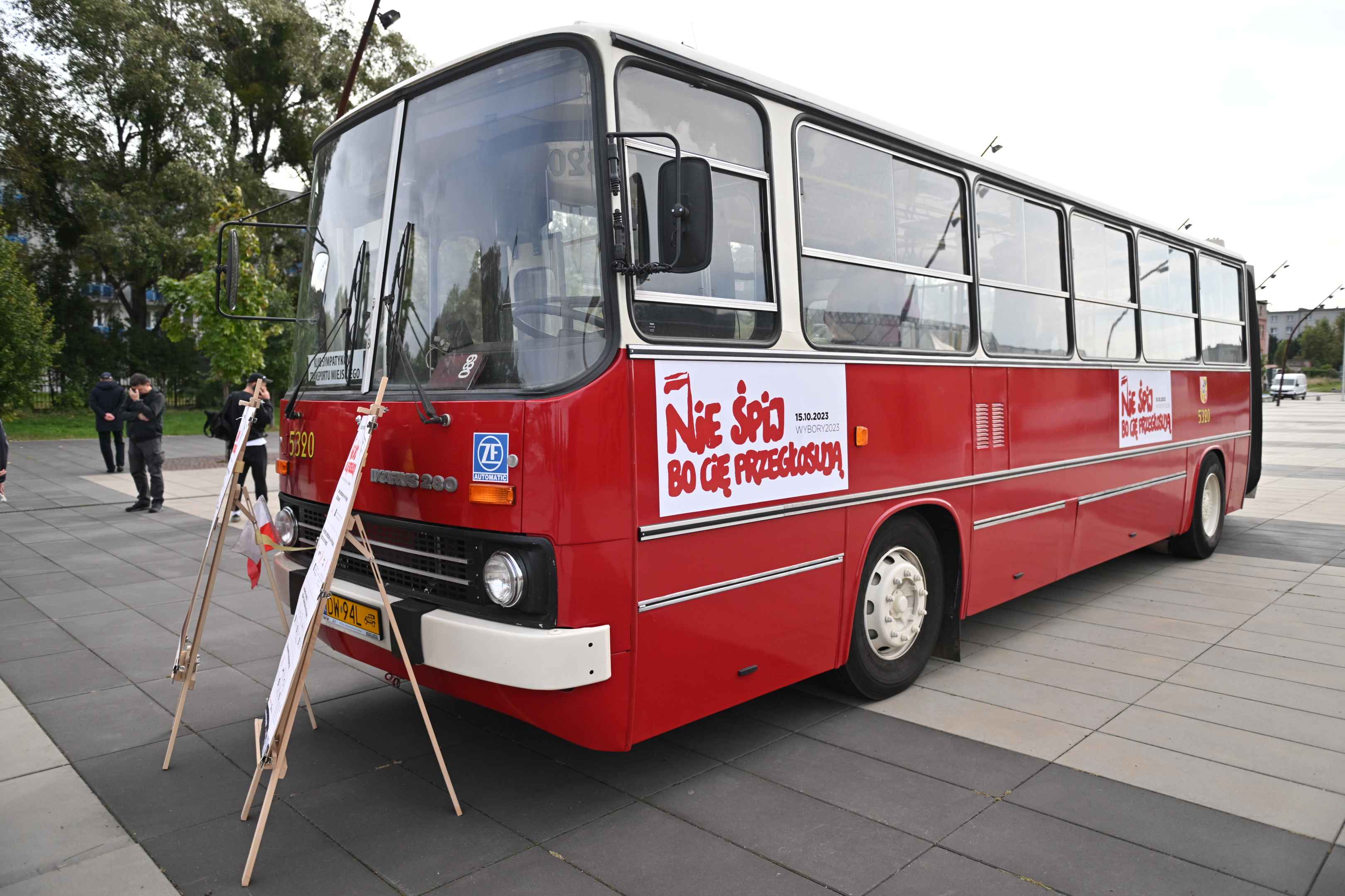 Jeden z punktów, w których można dopisać się do rejestru wyborców, został zaaranżowany w zabytkowym autobusie.