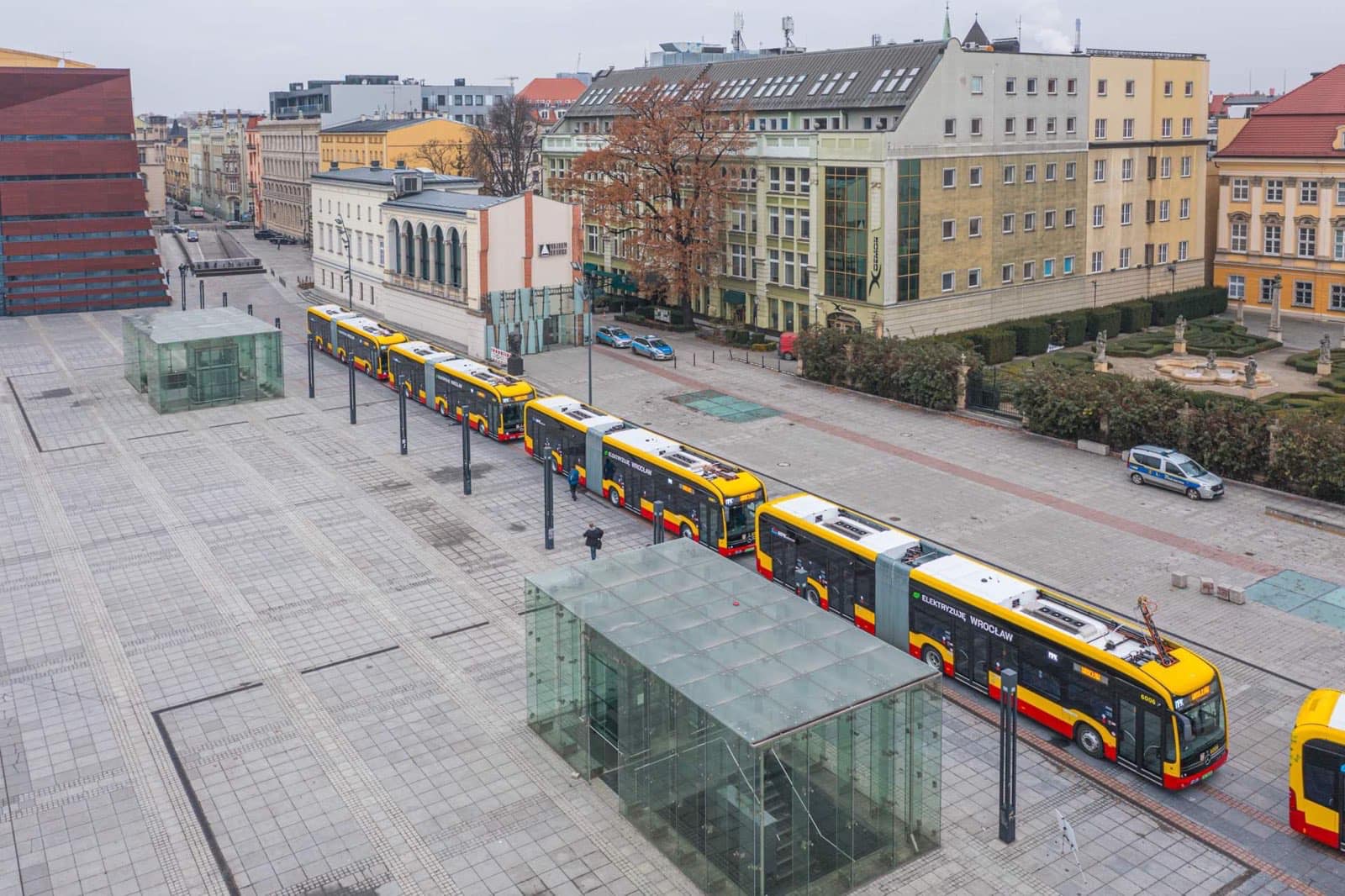 Autobusy elektryczne na placu Wolności we Wrocławiu