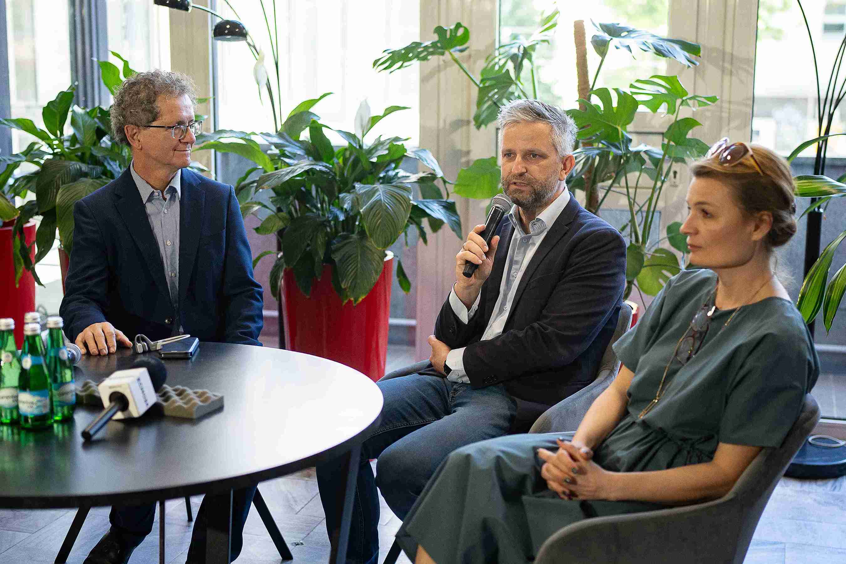 Od lewej: prof. Mirosław Kocur (dyrektor artystyczny festiwalu), Bartłomiej Świerczewski (dyrektor Departamentu Spraw Społecznych Urzędu Miejskiego), Olga Nowakowska (dyrektor Strefy Kultury Wrocław).