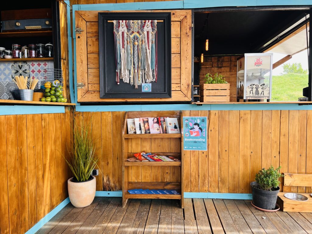 Przestrzeń bookcrossingowa w Basen Beach Bar