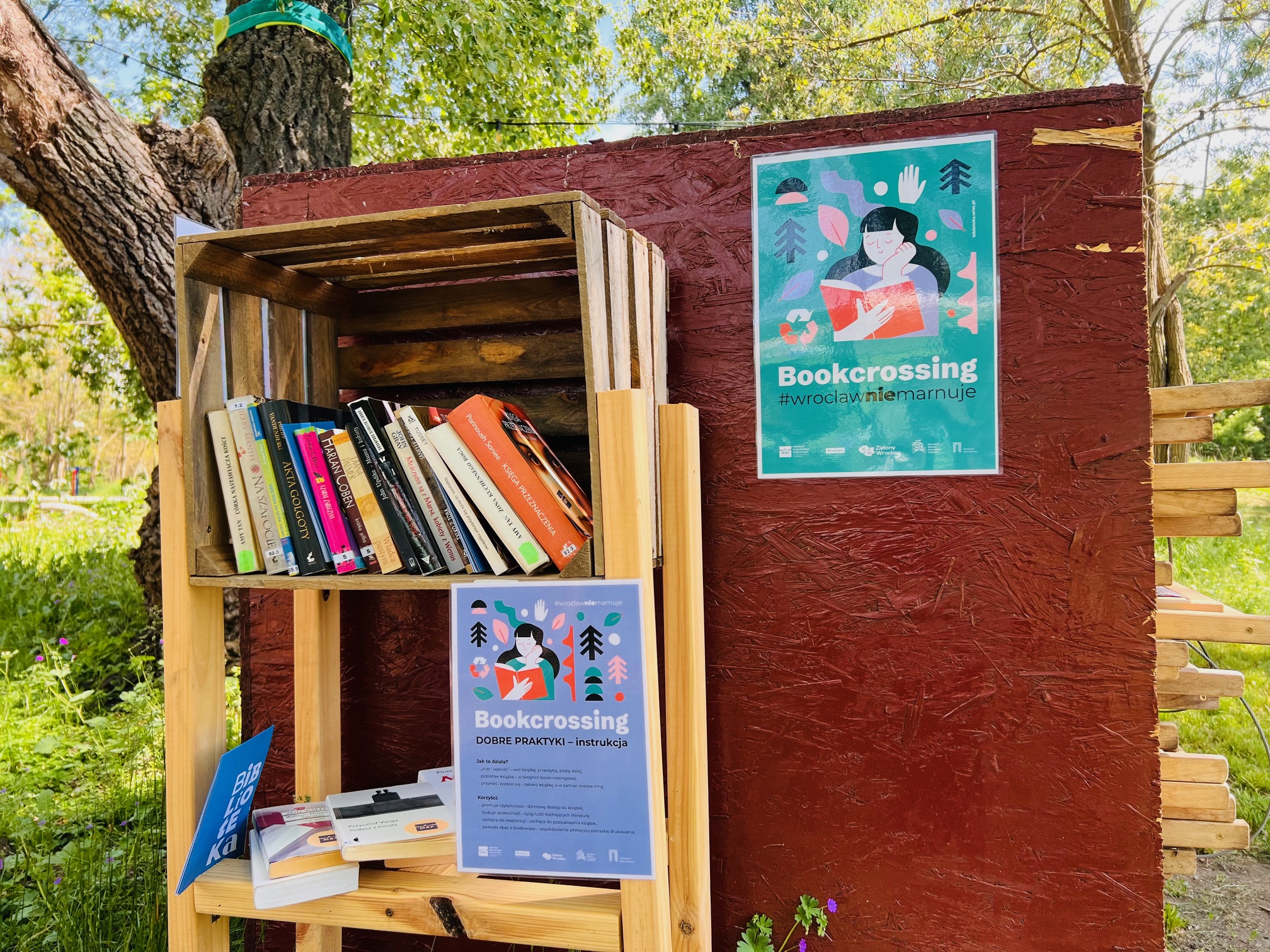 Przestrzeń bookcrossingowa w strefie Gaj Chillout